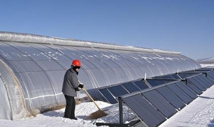 Greenhouse operating in winter snow conditions with exterior solar collectors